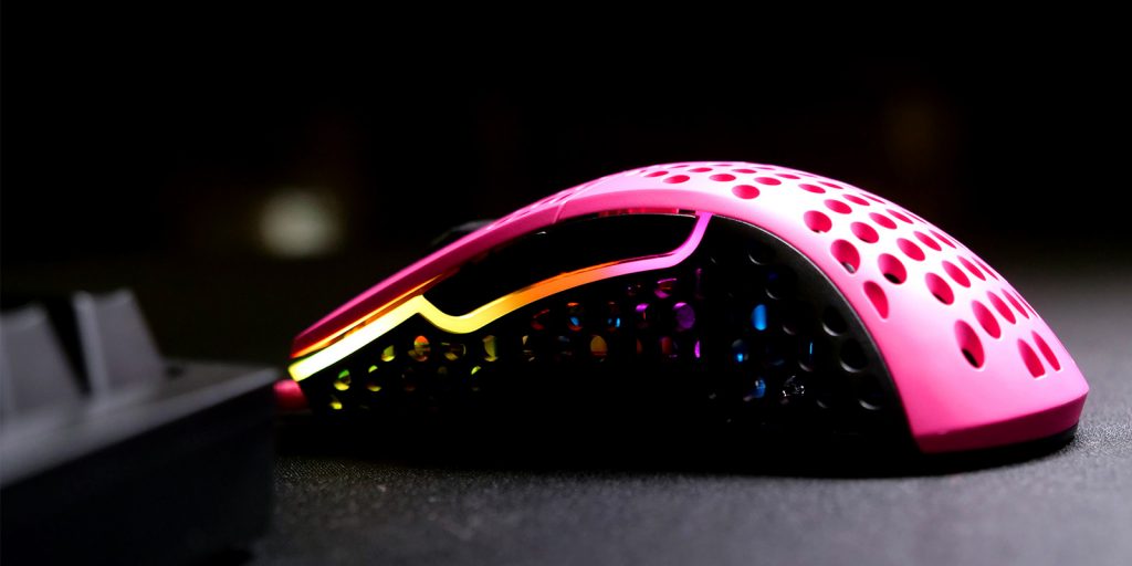 XTRFY M4 RGB - Souris Gaming Légère - Connecteur Filaire avec Capteur  Pixart 3389 à la Pointe - Design Ergonomique pour Droitiers -  Rétro-Éclairage RGB Réglable - Édition Pink : : Informatique